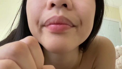 La sexy ragazza asiatica POV si sveglia per una sessione orale ruvida con un cazzo pulsante