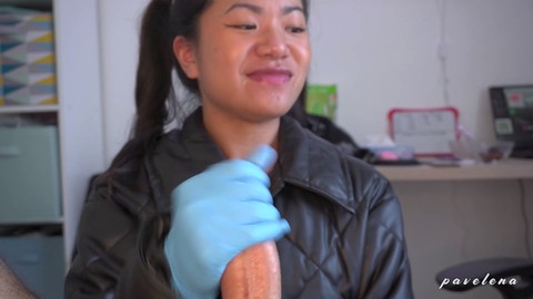 Une adolescente thaïlandaise en gants offre un plaisir oral sensuel