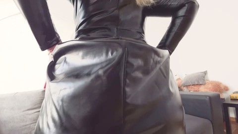 Point de vue avec une blondie au gros derrière recevant du sperme sur ses fesses