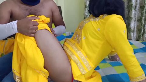 Bhabhi indienne et devar s'amusent avec une adorable jeune fille de 18 ans dans un village desi