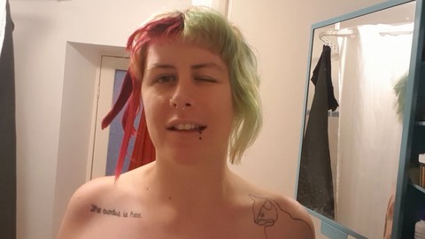 Una ragazza alternativa si rade la testa in un vlog selvaggio