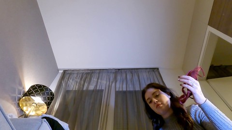 Die zierliche Amateur-Brünette verwandelt sich von einem Modevideo in ein heißes Porno-Casting