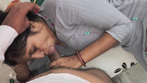 Niedliches indisches Babe mit Nahaufnahme ihrer rosa Muschi und großen natürlichen Brüsten