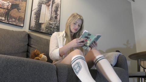 Eine geile blonde MILF mit dicken Oberschenkeln spreizt die Beine, um ihre natürliche behaarte Muschi zu zeigen