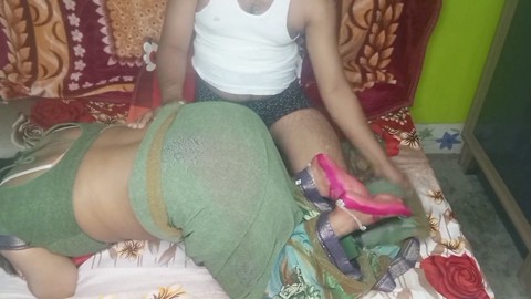 Die wunderschöne Bhabhi Manjushukla wird romantisch mit ihrem Ehemann
