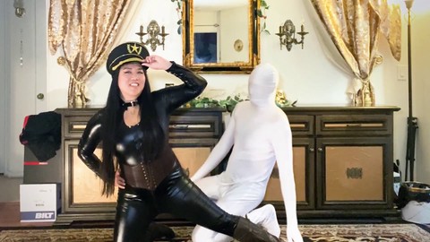 Domina Mara im sexy Catsuit zeigt ihre dominante Haltung, damit Sie raten können