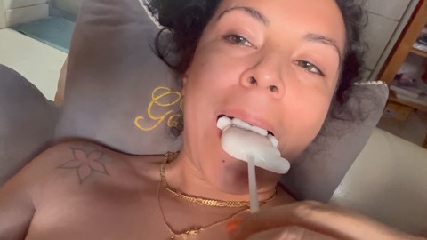 Una succosa bellezza latina sperimenta orgasmi esplosivi usando un sex toy e inserendo caramelle nella sua vagina bagnata