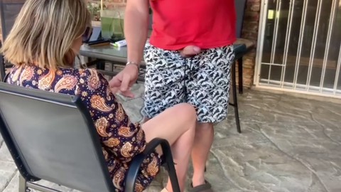 Stiefmutter und Stiefsohn genießen gegenseitige Masturbation im Freien, die zu einem Creampie führt