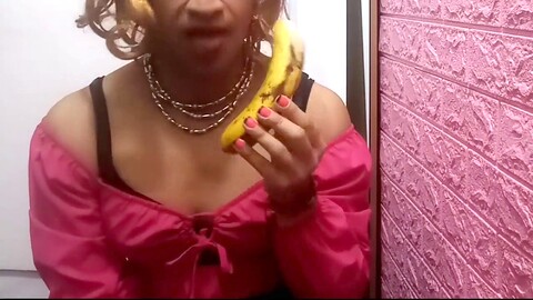 Ruby Sexy infila una banana nel suo grande culo