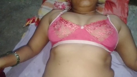 Die heiße indische Bhabhi Soni Sk betrügt ihren Ehemann mit ihrem Freund in einem explosiven Sexfest.