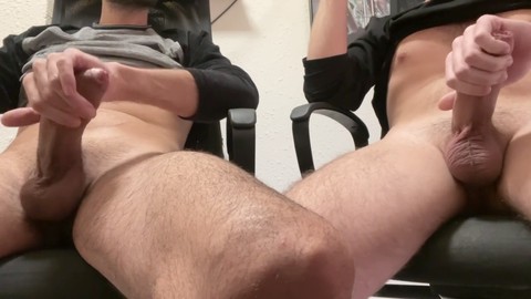 Scène brûlante à double tir de sperme mettant en vedette une chaude scène gay avec une énorme bite