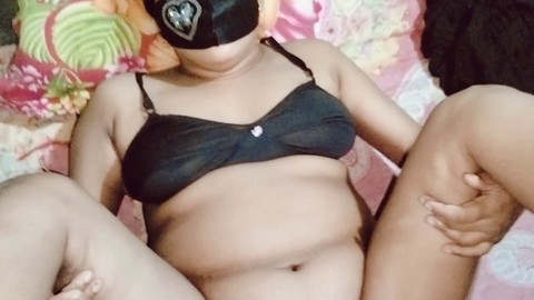 Bhabhi birichina dall'India con enormi tette gode leccando il culo