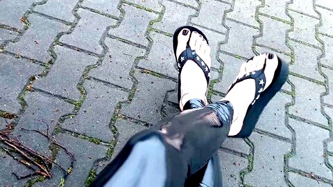 Öffentliches Crossdressing in Spandexleggings und G-String-Plattformen mit Heelex