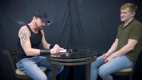 Le daddy cuir musclé laboure le visage lisse de l'homme bandé avec force