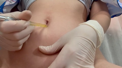 La sexy latina Amaya Mori disfruta de un poco de diversión con el ombligo usando guantes médicos.