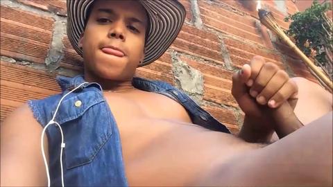 Il brasiliano twunk Jason Ben si scatena masturbandosi