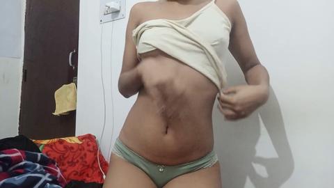 Desi Bhabi raggiunge l'orgasmo davanti alla telecamera