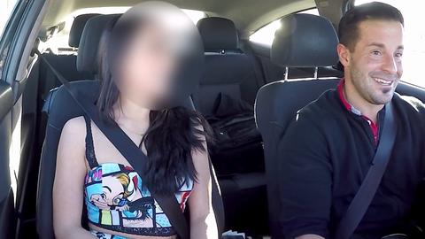 El sexo intenso en el coche termina con una carga caliente en la boca de una chica impresionante