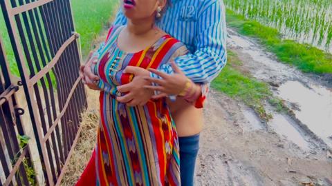 Sessione di sesso all'aperto in un villaggio con una coppia desi che si diverte con giochi di pipì