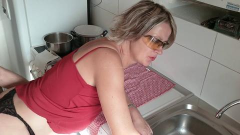 Cougar novice dans la quarantaine écarte les jambes pour son beau-fils