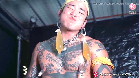 Yoshi Kawasaki si gode una sessione da solo con un preservativo nella faphouse
