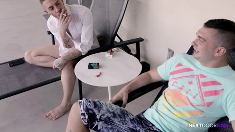NextDoorRaw muscoloso ragazzo etero convinotto a prendere un cazzo a pelo