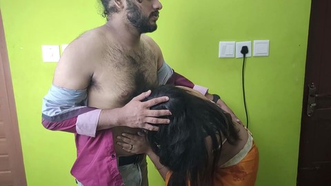 La focosa Vaishnavy di Mallu afferma la sua dominanza su Sharun Raj in un sari e reggiseno sexy, lo bacia appassionatamente e lo spoglia mentre la ragazza calda domina il suo partner in un scenario di gioco di ruolo bollente