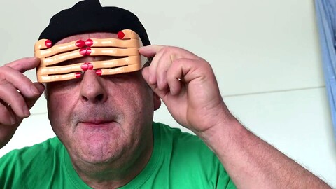 Una stella gay solista si diverte con una sessione di ingoiare sperma