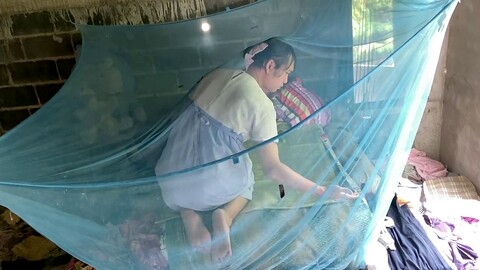 La joven ladyboy tailandesa Fampfy Nana da un paseo con acción llena de esperma.