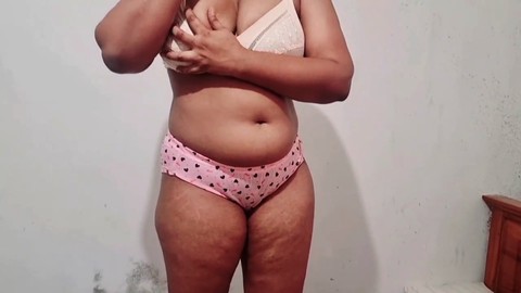 Una ragazza dello Sri Lanka parla in modo volgare mentre si masturba nella sua succosa e bagnata figa.