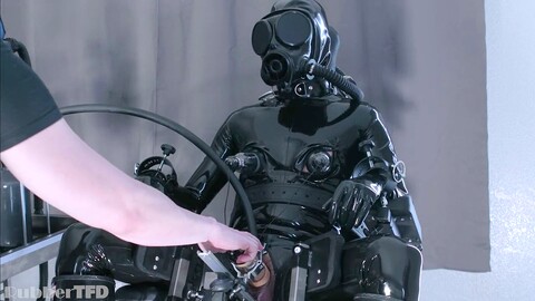 Garçon en caoutchouc reçoit une action de trait avec des machines et des gants en latex