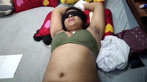 Die blind gefesselte Ehefrau überrascht ihren Ehemann mit einer heißen Überraschung zu ihrem Jahrestag.