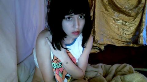 Die entzückende Tgirl-Prinzessin genießt es, ihren rosa Schaft vor der Webcam zu streicheln