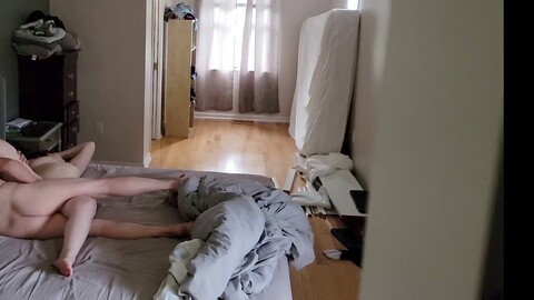 La milf curvilinea e urlante Ros_guevara si scatena con il divertimento voyeuristico.