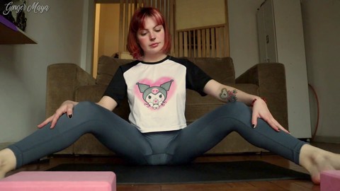 Una seducente rossa in leggings da yoga viene martellata e riceve un caldo facciale.