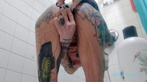 Die Milf Mommymisfit hat Spaß mit ein bisschen heißem Duschvergnügen mit einem Analplug