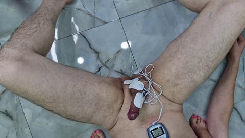 La dominatrice Nika électrise l'organe génital de son esclave BDSM avec un électrostimulateur lors d'une session brutale de torture du pénis et des testicules