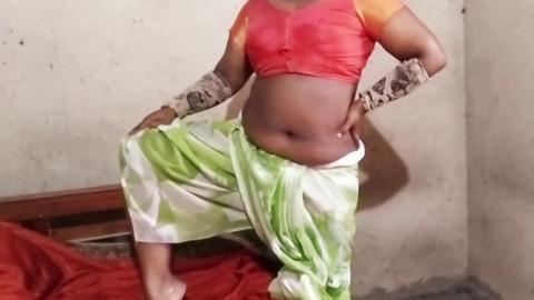 Une femme de village indien profite de son incroyable corps de différentes manières