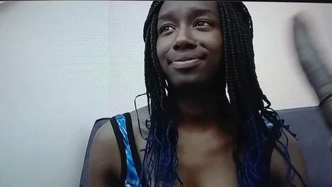 La superbe bombe ébène joue de manière séduisante avec un gode devant la caméra