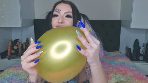 Domme Nika si dedica al feticismo dei palloncini gonfiandoli, graffiandoli e venendo sopra di essi