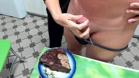 Eine auf Essen stehen.de MILF genießt ein Creampie-Fest mit heißem Sperma beim CFNM