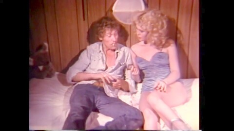 Heiße Vintage-MILF bietet oralen Genuss und wird durchgenommen