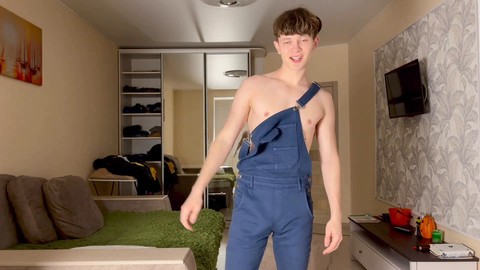 Ein europäischer Twink gibt einem gut bestückten Hengst eine massive Handarbeit