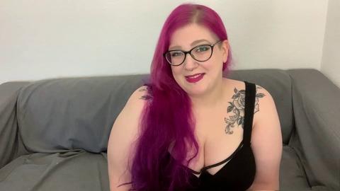 Abby Strange, una bellissima bellezza tedesca dalle curve generose, mostra le sue abilità uniche nel fare pipì all'aperto in una compilation