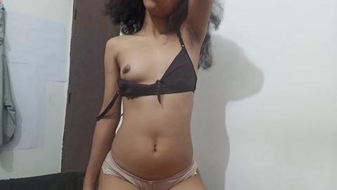 La chatte serrée de la fille tamoule se fait doigter