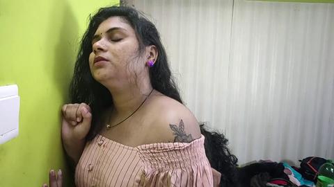 Pareja india se entrega a un sexo apasionado con un intenso juego de pechos