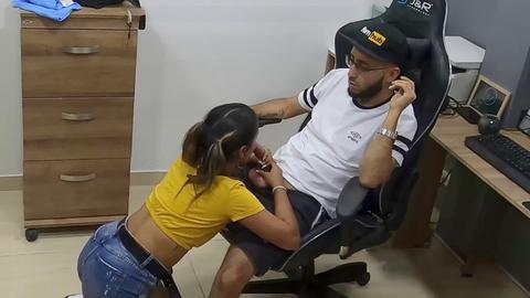 Femme de ménage séduisante taquine son patron pour du sexe intense et une éjaculation faciale!