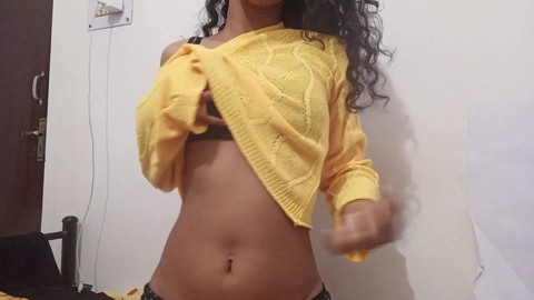 Figa stretta stimolata con carezze delle dita fino a raggiungere l'orgasmo