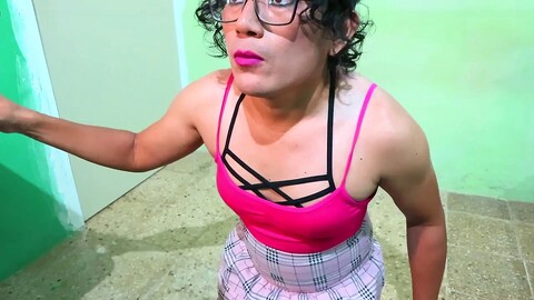 La divertente bellezza transgender Samanta Sucubo gioca con un dildo in bocca mentre indossa orecchie da mucca.