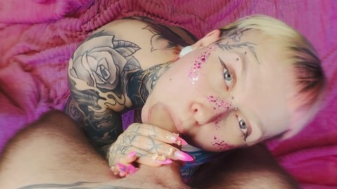 La mignonne fille à papa Alexisreaves fait une fellation sensuelle avec sa langue fendue.